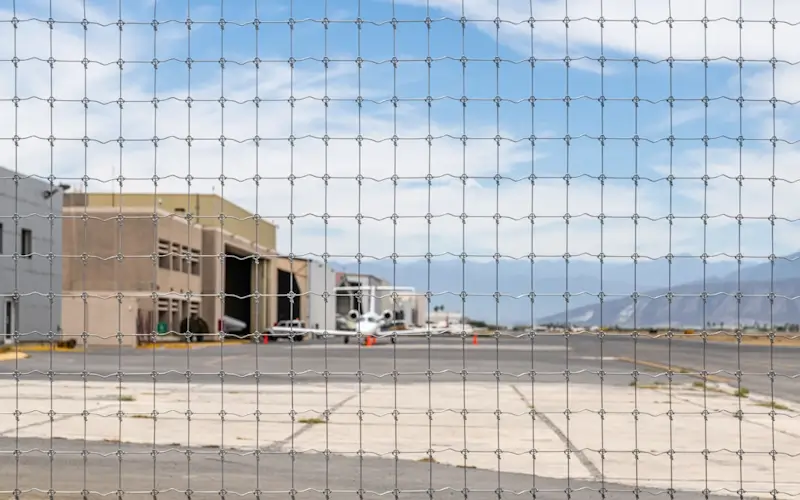 Malla Triple Nudo Urbana DEACERO® instalada en espacio urbano como escuela o cancha deportiva